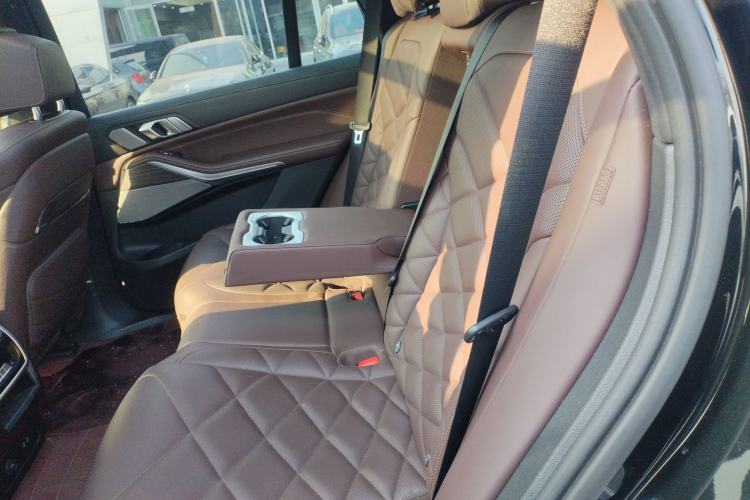 Used BMW X5 2022 xDrive 40Li M Sport Package Left Rear Seat