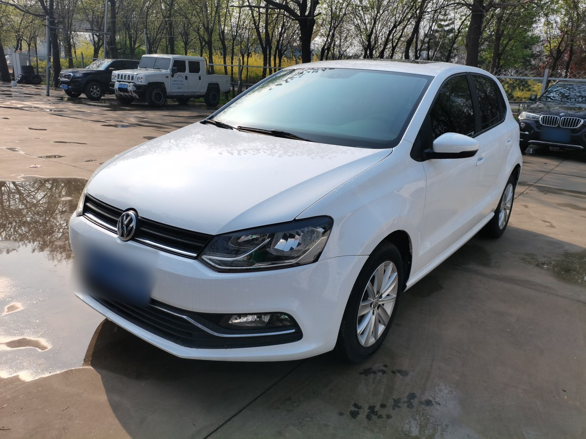 تحت مقدمة السيارة