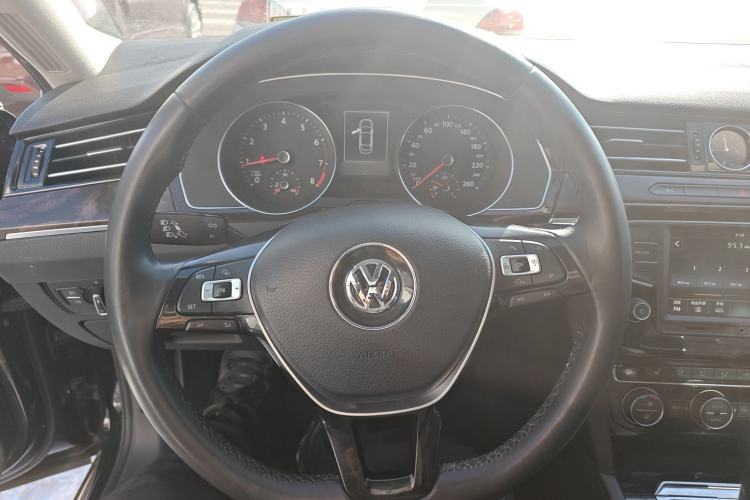 Used Volkswagen Magotan 2017 330TSI DSG Luxury Model
