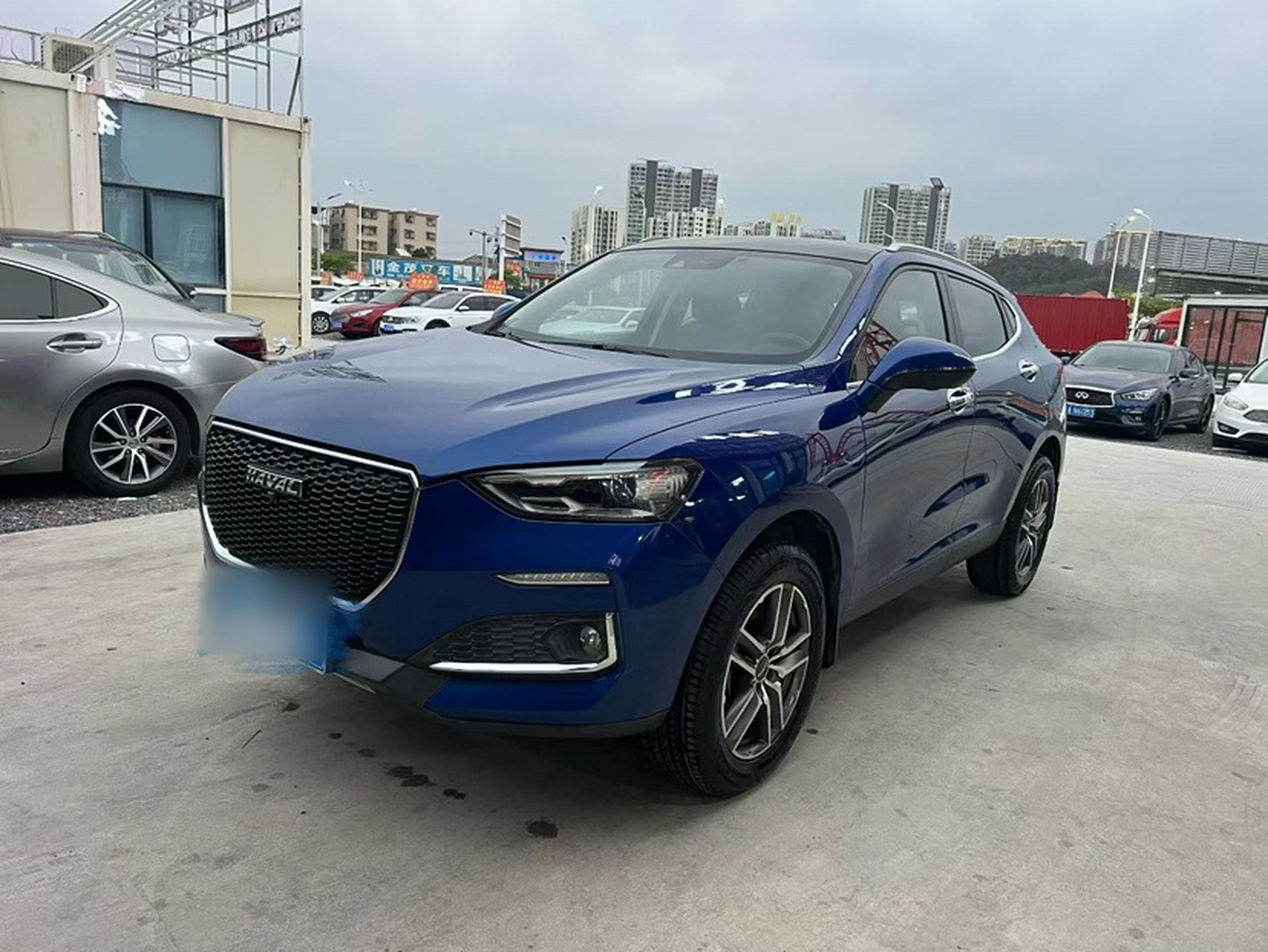 Под передней частью автомобиля