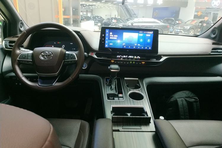 Used Toyota Sienna 2023 2.5L Hybrid Platinum Edition
