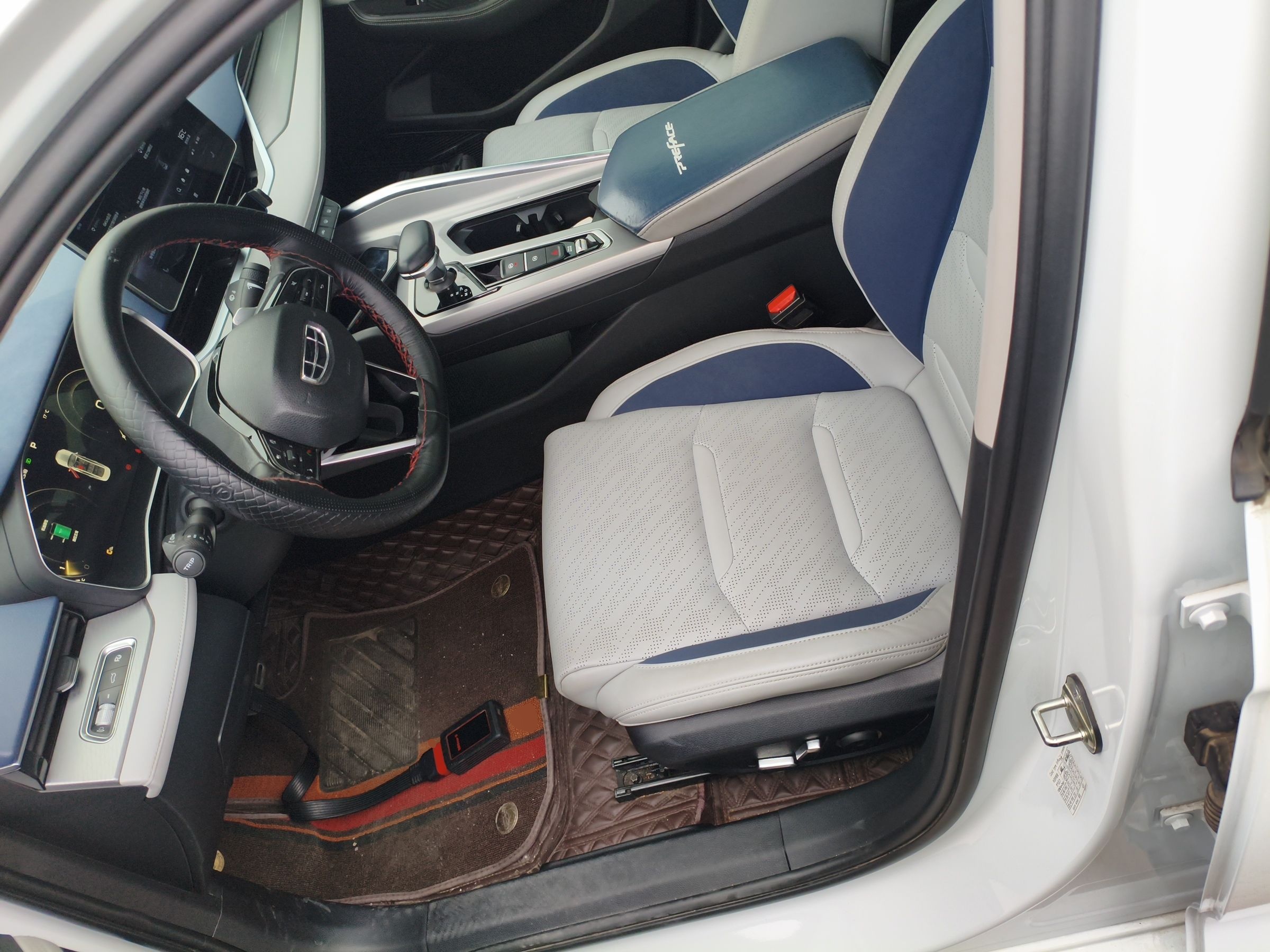 Переднее сиденье в автомобиле