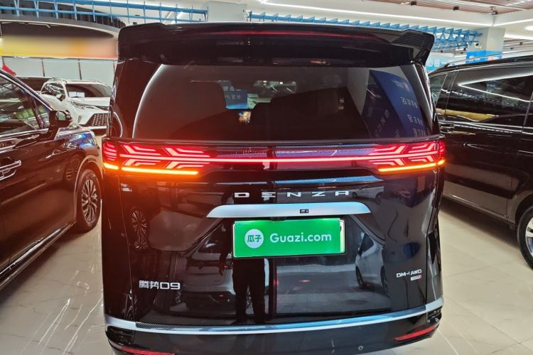 Used Denza D9 2025 DM-i Smart Drive 1020 Four-Wheel Drive Deluxe Model
