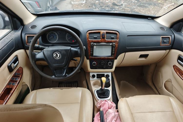 Used Dongfeng Fengon 2013 1.5L Manual Deluxe Model DK15 Center Console