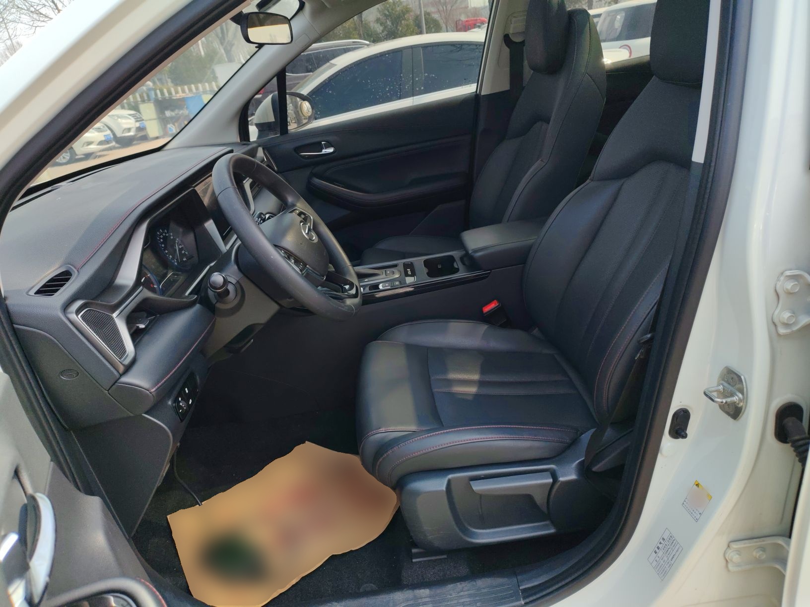 المقاعد الأمامية داخل السيارة