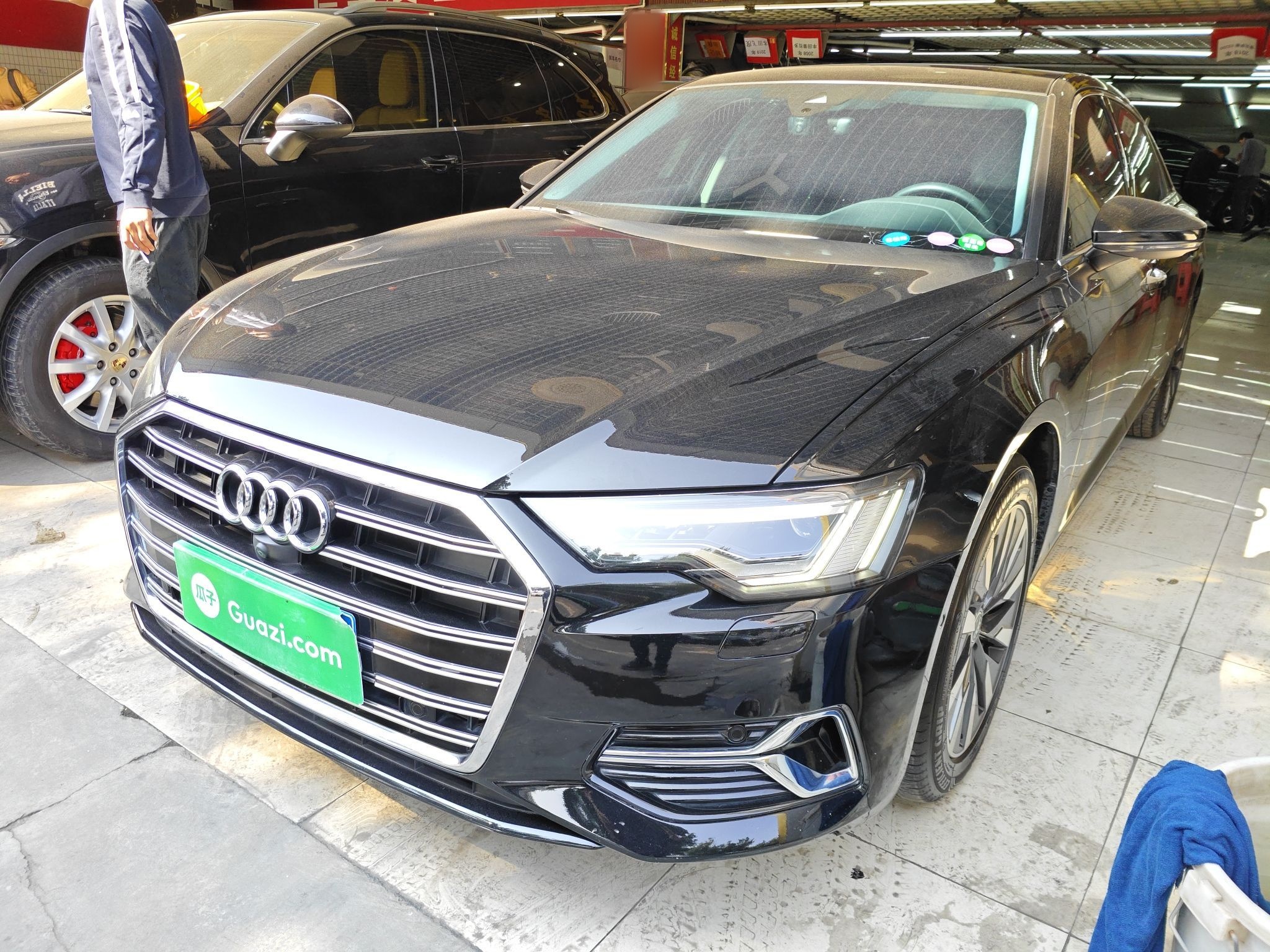 Под передней частью автомобиля