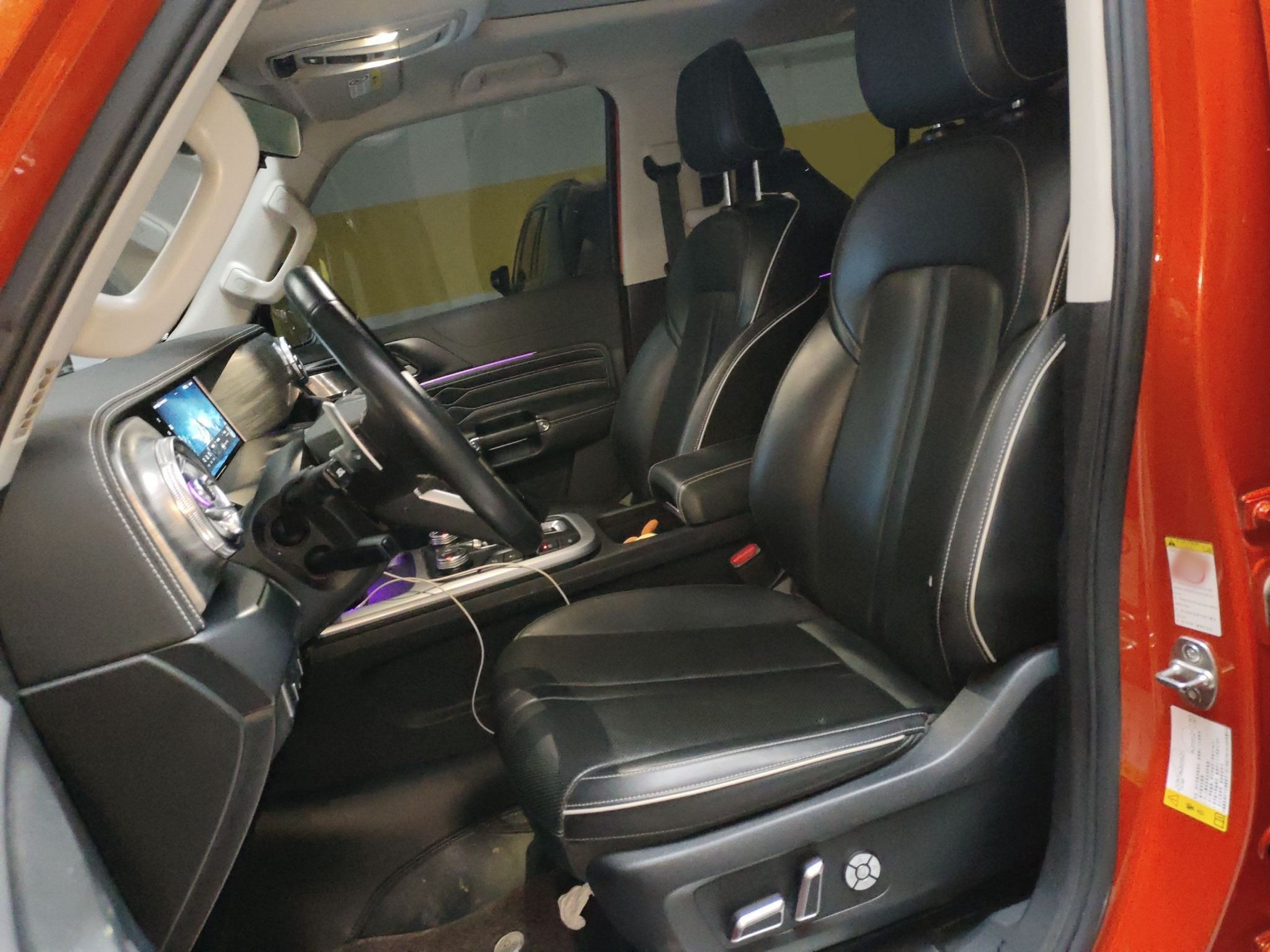 Переднее сиденье в автомобиле