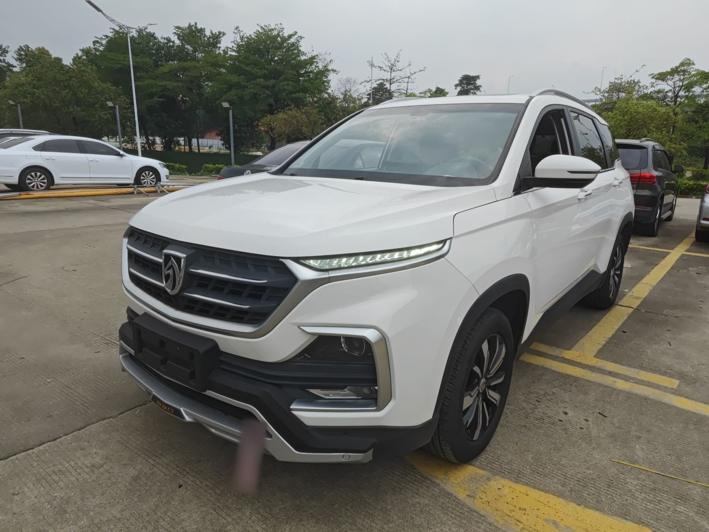 Под передней частью автомобиля