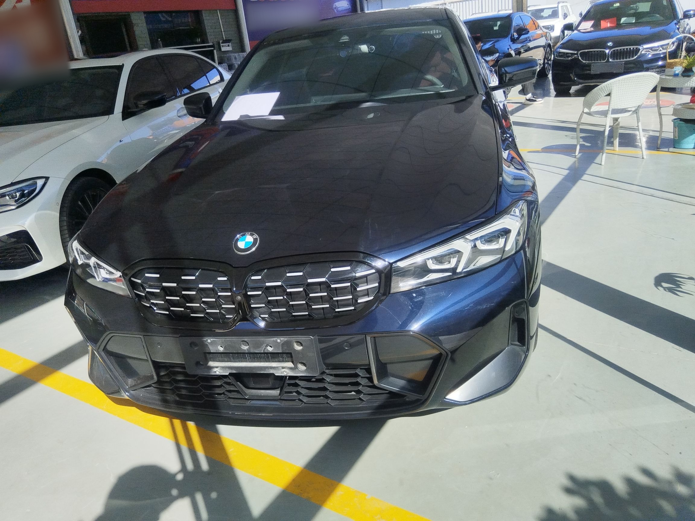 تحت مقدمة السيارة