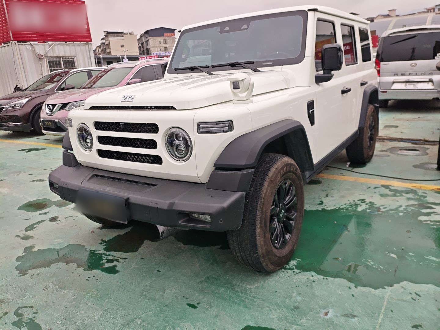 تحت مقدمة السيارة