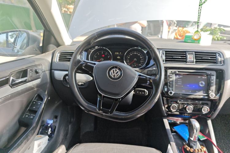 Used Volkswagen Sagitar 2015 230TSI Automatic Comfort Version Steering Wheel