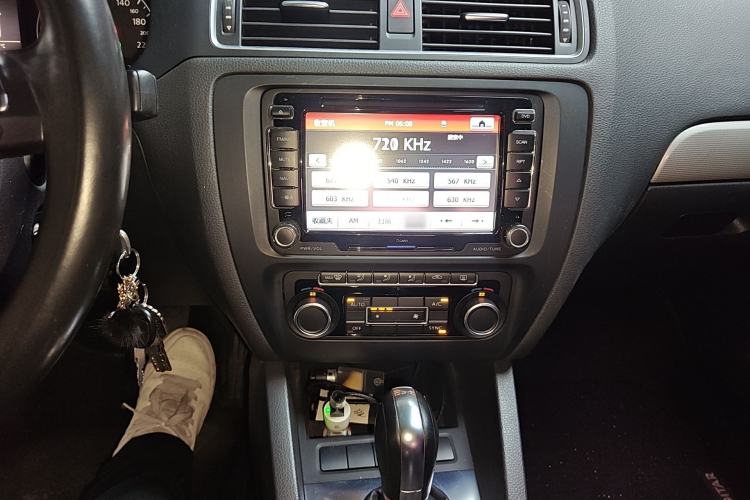 Used Volkswagen Sagitar 2014 Revised Version 1.4TSI Automatic Luxury Edition Audio And AC Panel