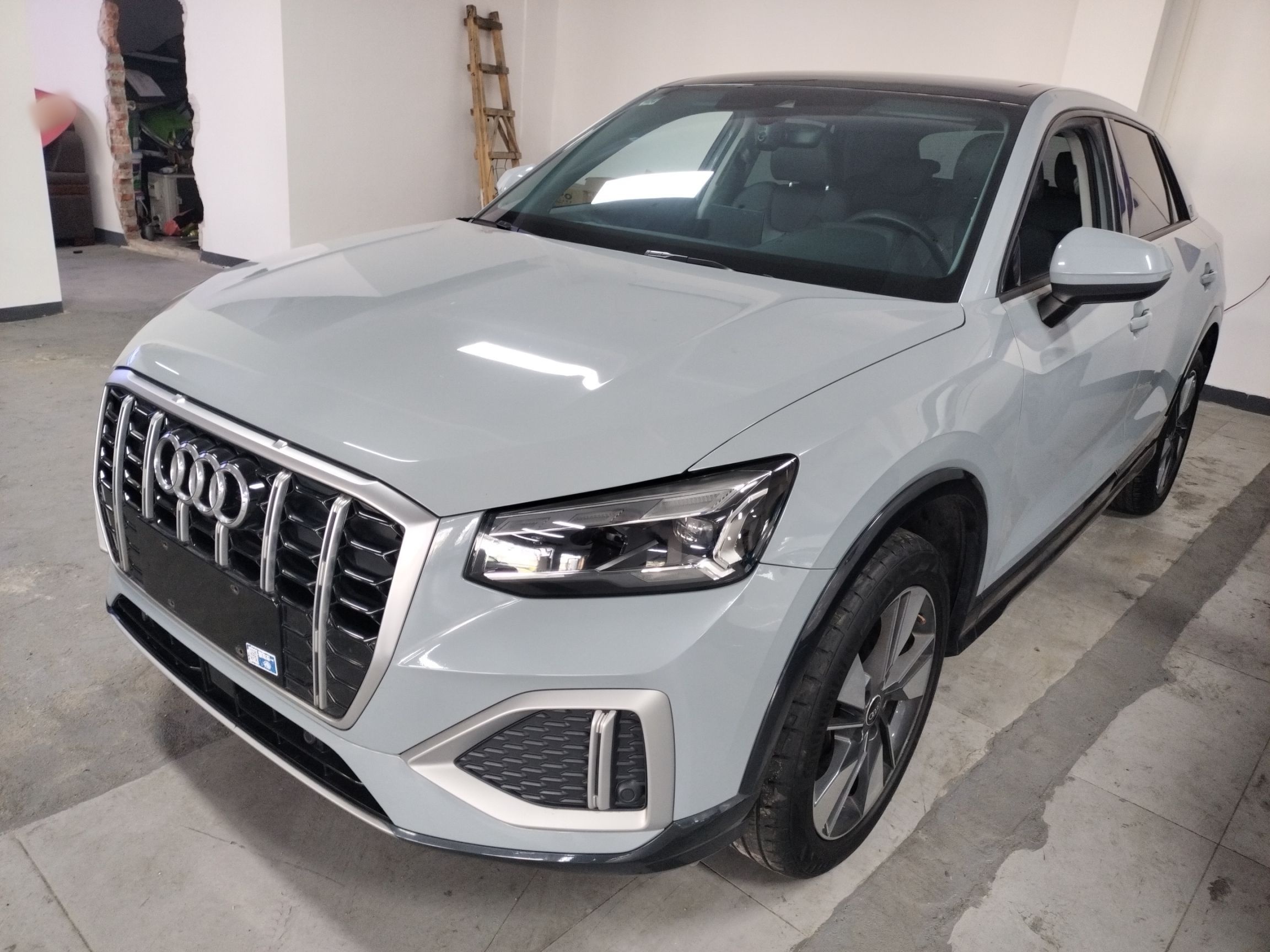 تحت مقدمة السيارة