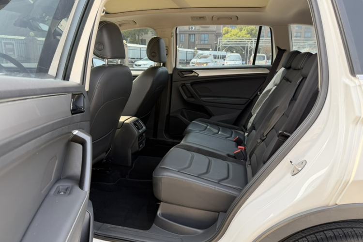 Used Volkswagen Tiguan L 2017 330TSI Automatic Two-Wheel Drive Luxury Edition Interior 4