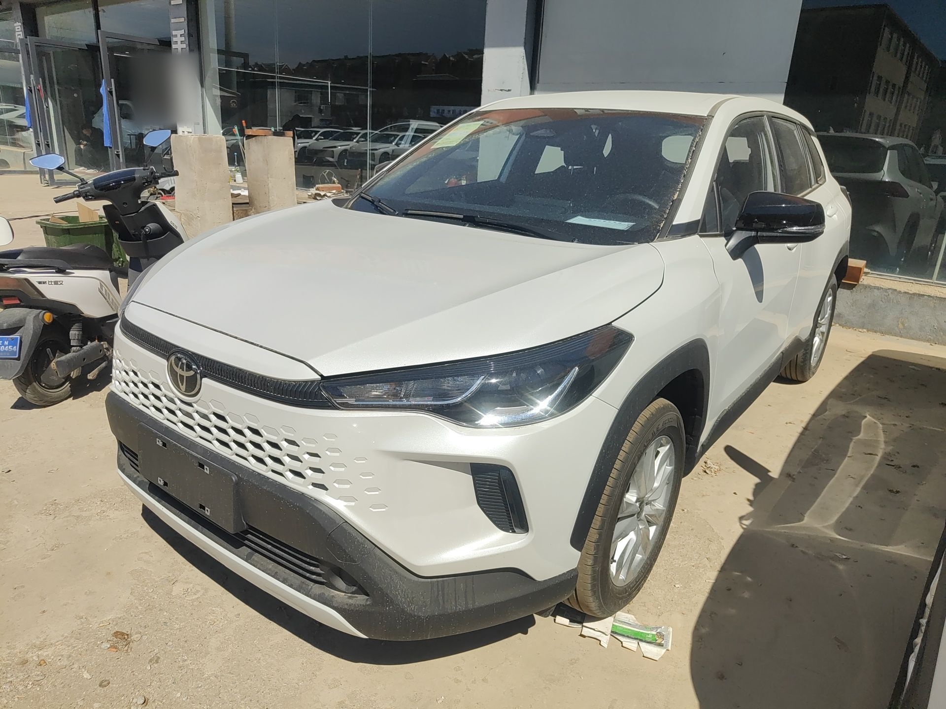 تحت مقدمة السيارة