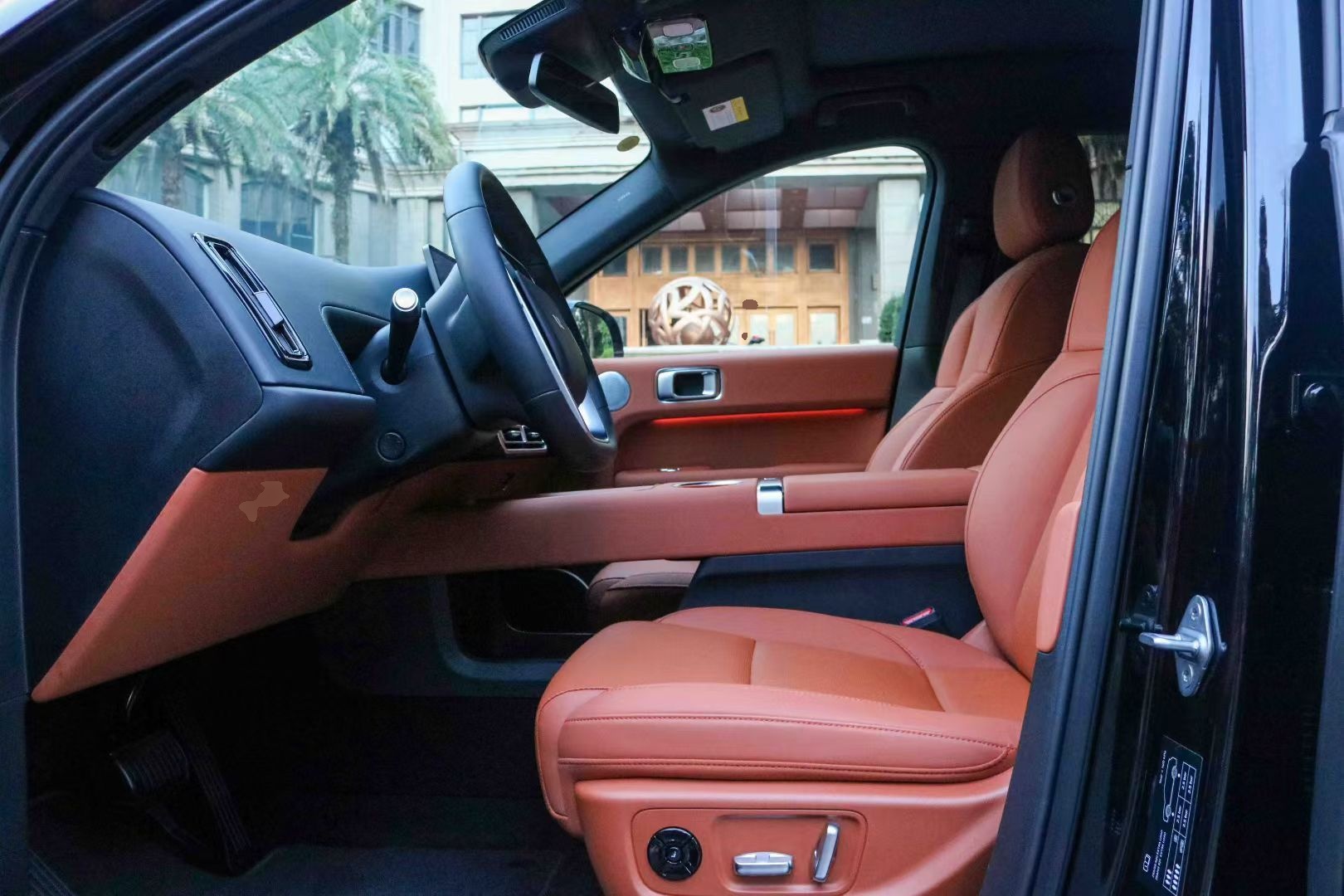 المقاعد الأمامية داخل السيارة