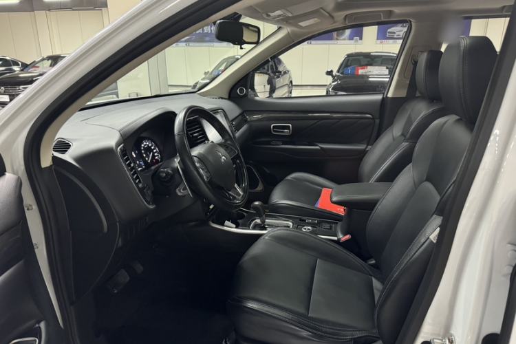 Used Mitsubishi Outlander 2019 2.4L 4x4 Zhi Xiang Edition 5 Seats China VI Standard
