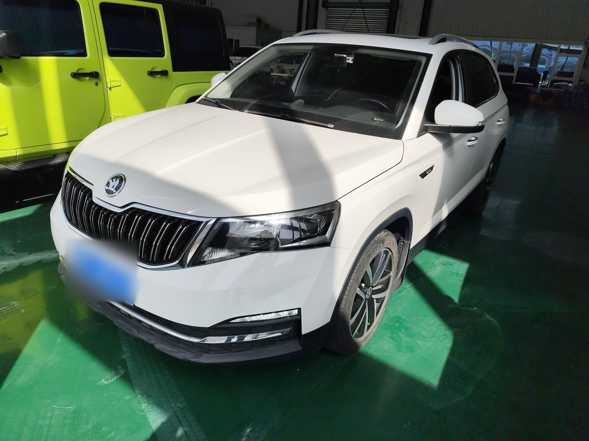 تحت مقدمة السيارة