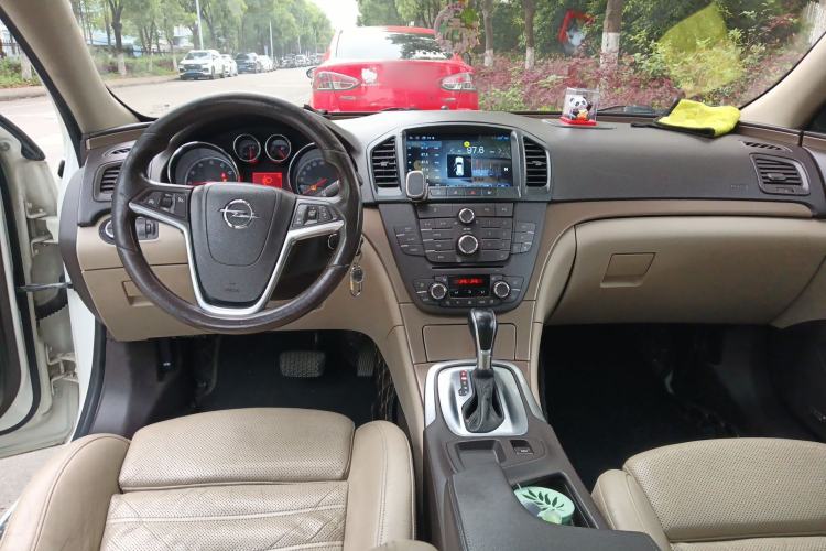 Used Opel Insignia 2013 2.0T Two-Wheel-Drive Luxury Version Center Console