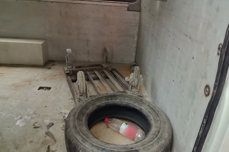 Used SAIC MAXUS Xintu V80 2019 2.5T Classic Model 6-Speed Manual – Aoyuntong Short Wheelbase Ultra-Low Roof 5/6 Seats Left Rear Seat