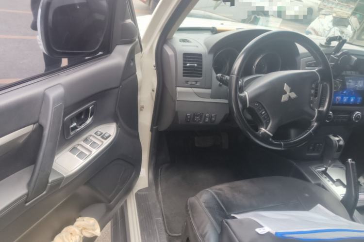 Used Mitsubishi Pajero 2015 3.0L Automatic Elite Overdrive Version China IV Standard
