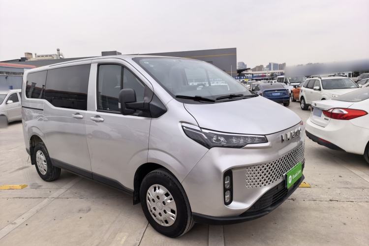 Used SAIC MAXUS Xintu V70 2023 2.0T Elite Edition Manual Transmission Short Wheelbase Low Roof 5/6 Seats (125 hp)