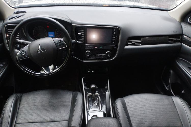 Used Mitsubishi Outlander 2018 2.0L Two-Wheel Drive Glory Edition 5 Seats Center Console