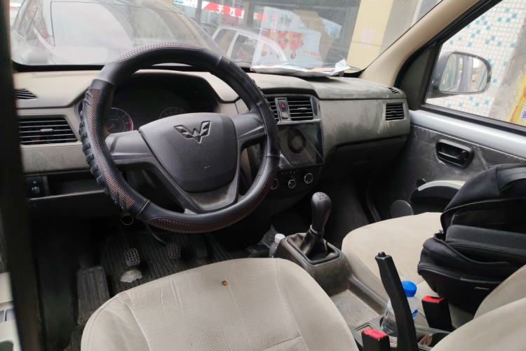 Used Wuling Rongguang S 2023 1.5L Base Version 5/7 Seats Center Console