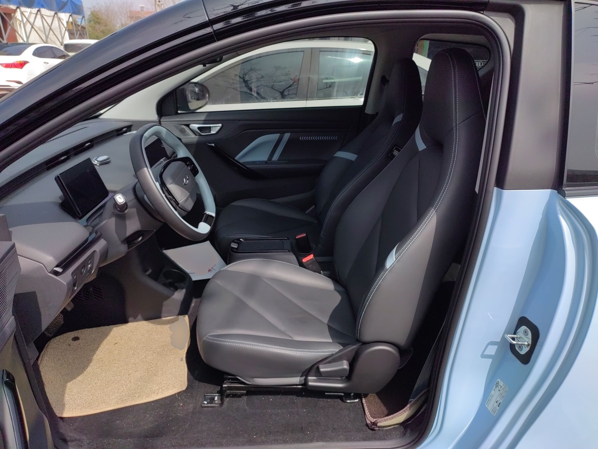 المقاعد الأمامية داخل السيارة