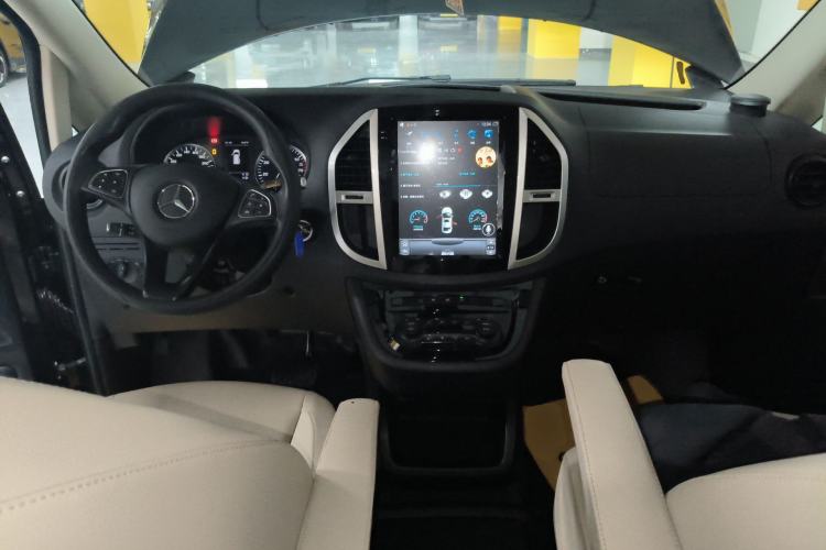 Used Mercedes-Benz Vito 2016 2.0T Elite Edition Center Console