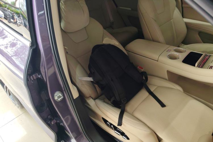 Used Hima AITO M5 2025 Extended-Range Ultra All-Wheel-Drive Version Right Front Seat