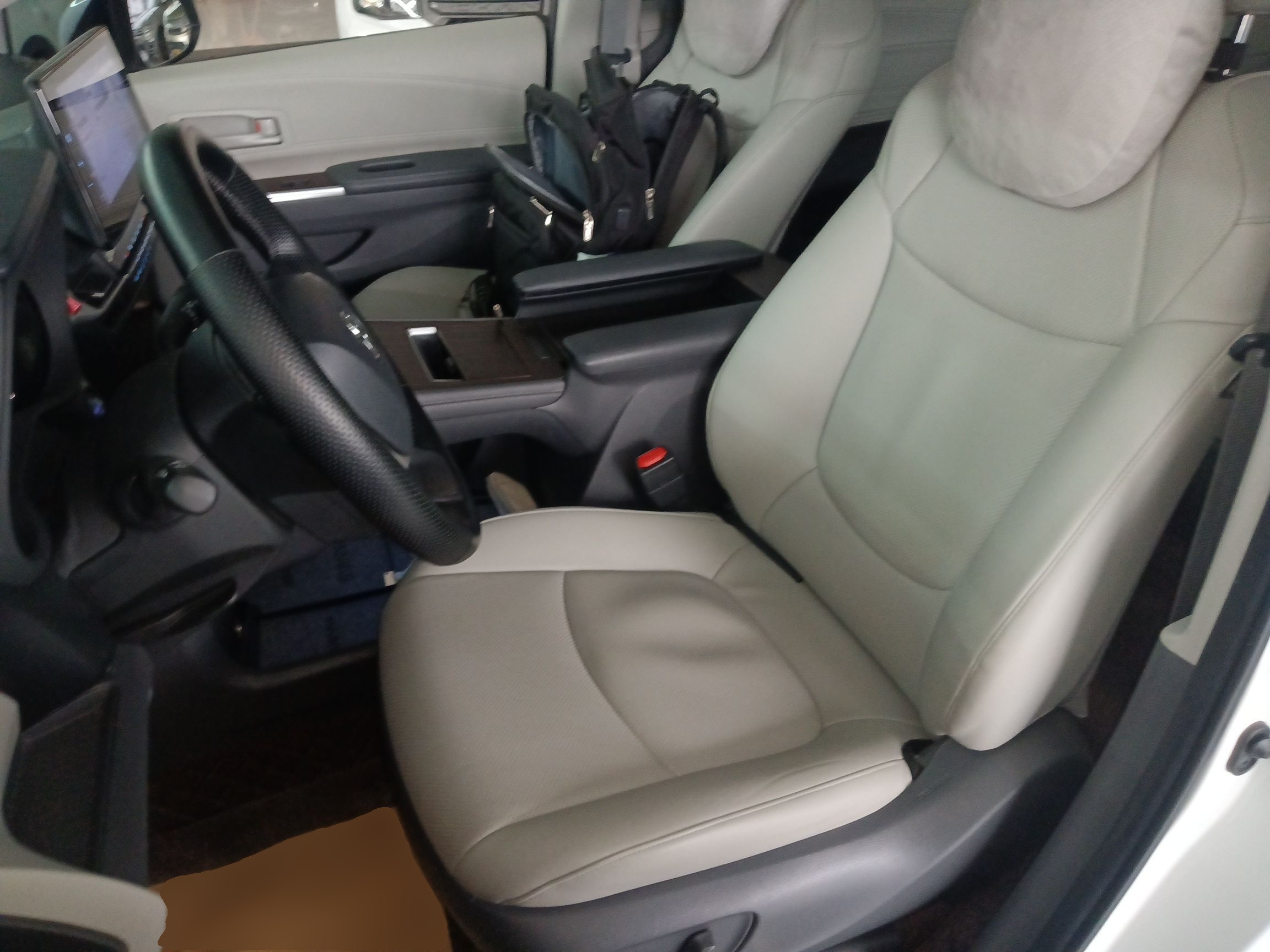 المقاعد الأمامية داخل السيارة