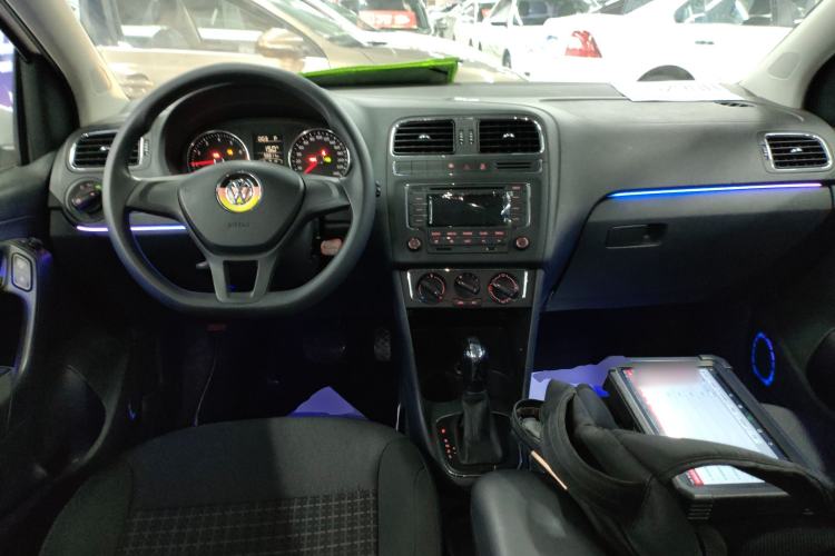 Used Volkswagen Polo 2014 1.4L Automatic Comfort Edition Center Console