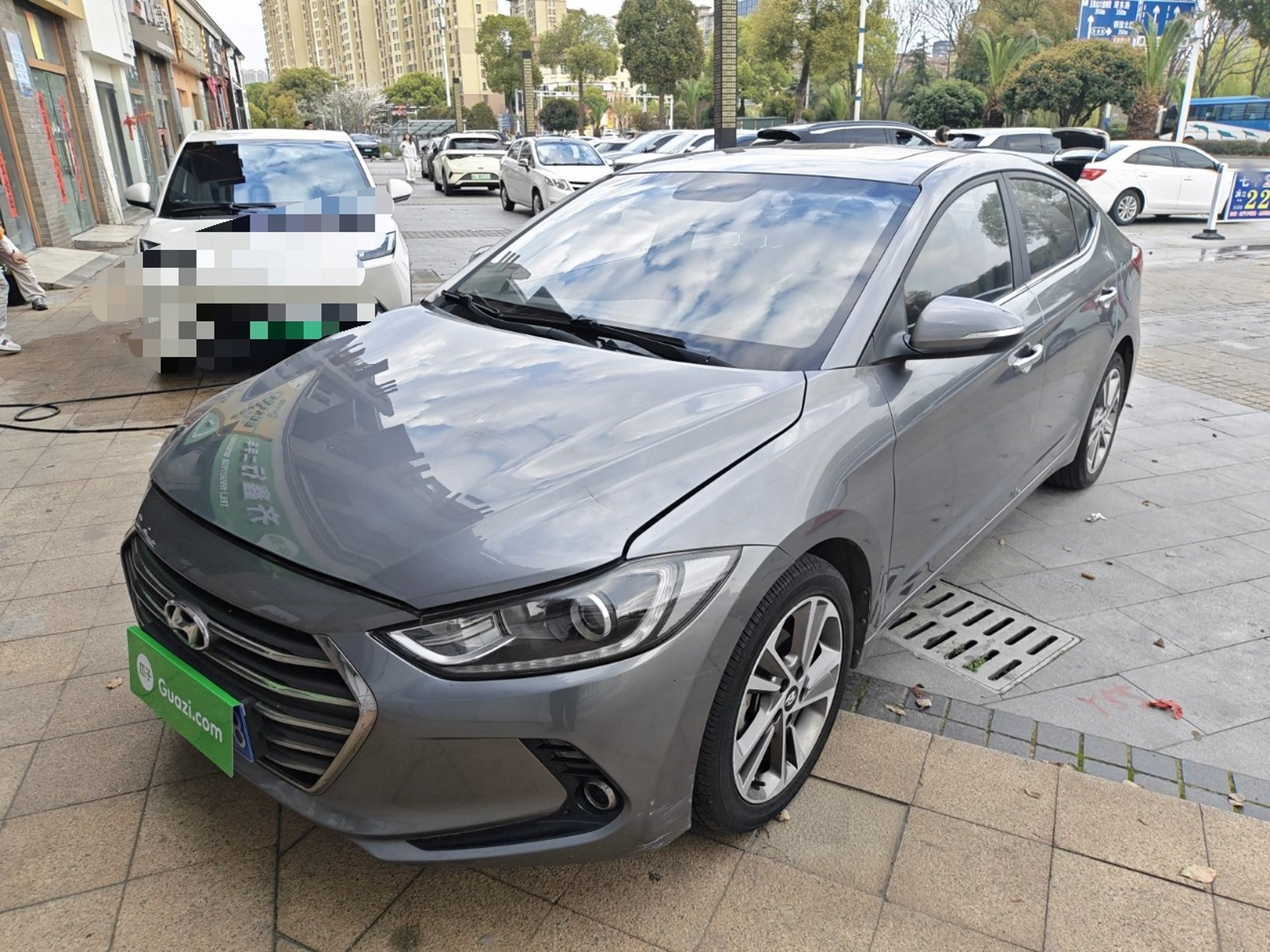 Под передней частью автомобиля