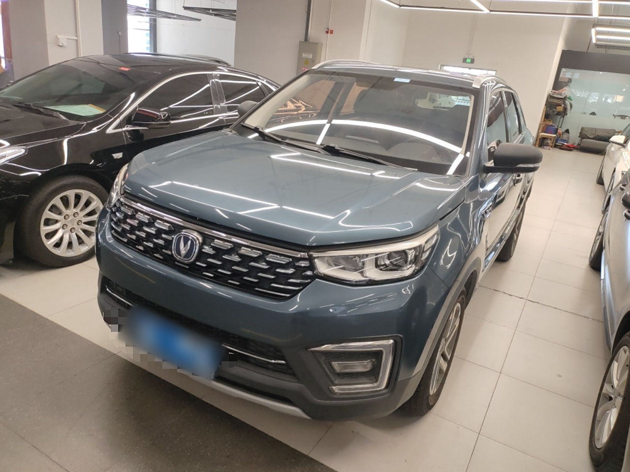 Под передней частью автомобиля