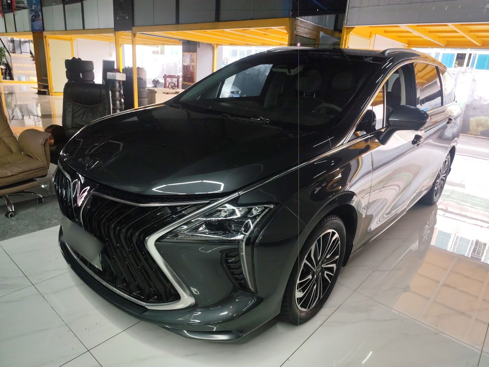 Под передней частью автомобиля