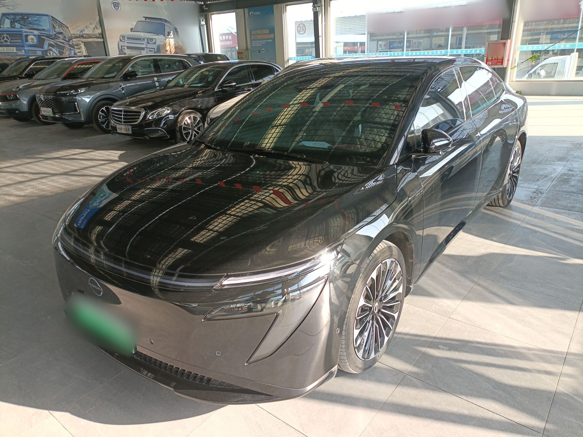 تحت مقدمة السيارة