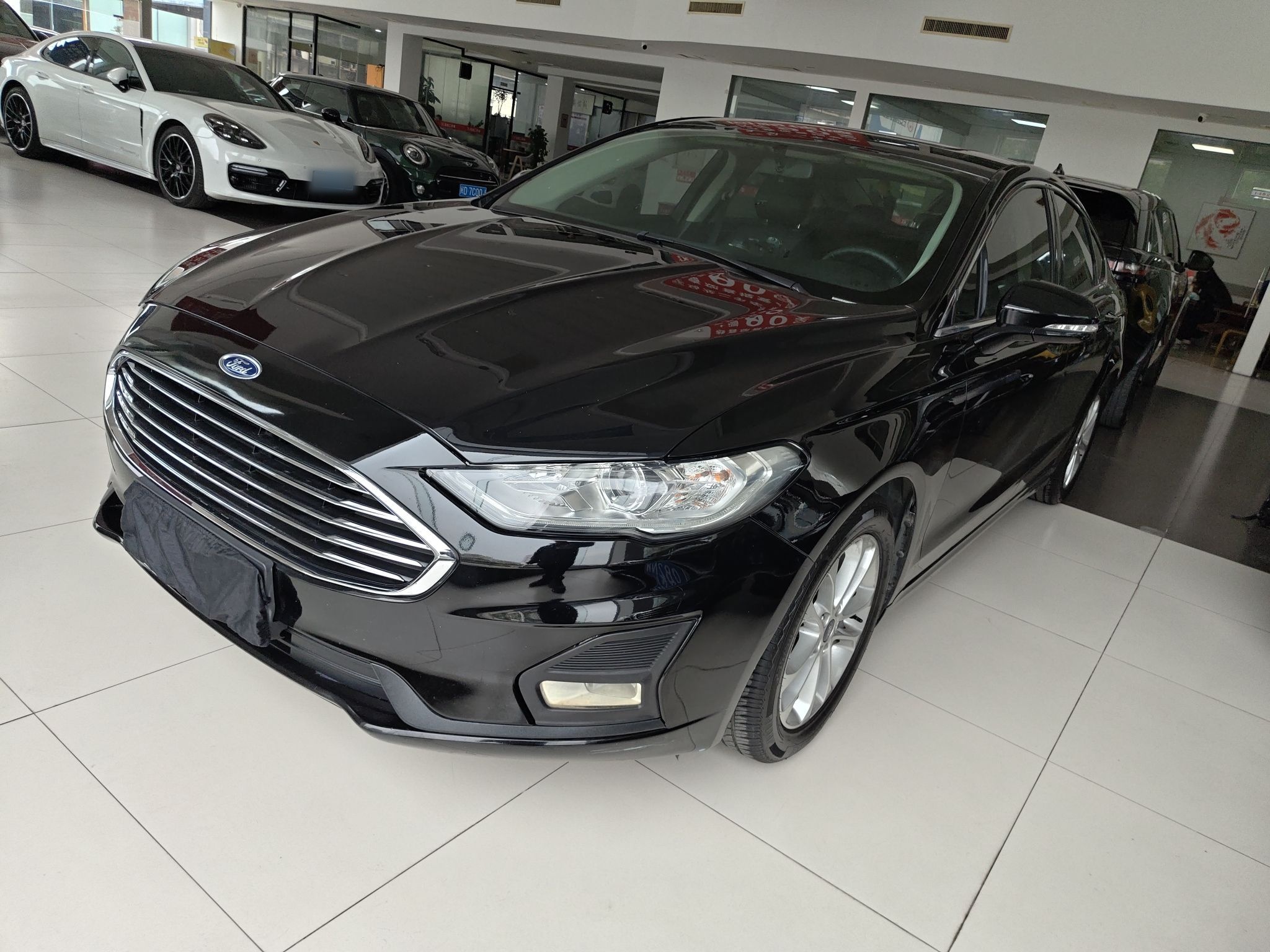 تحت مقدمة السيارة