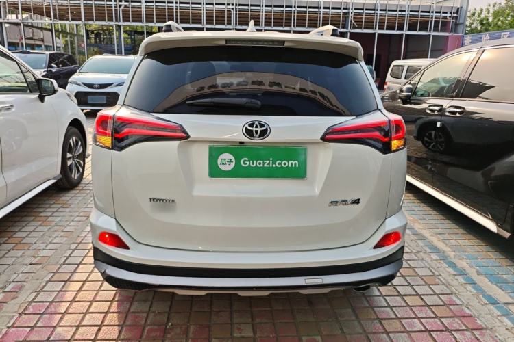 Used Toyota RAV4 2016 2.0L CVT Two-Wheel Drive Fashion Edition China V Standard Rear