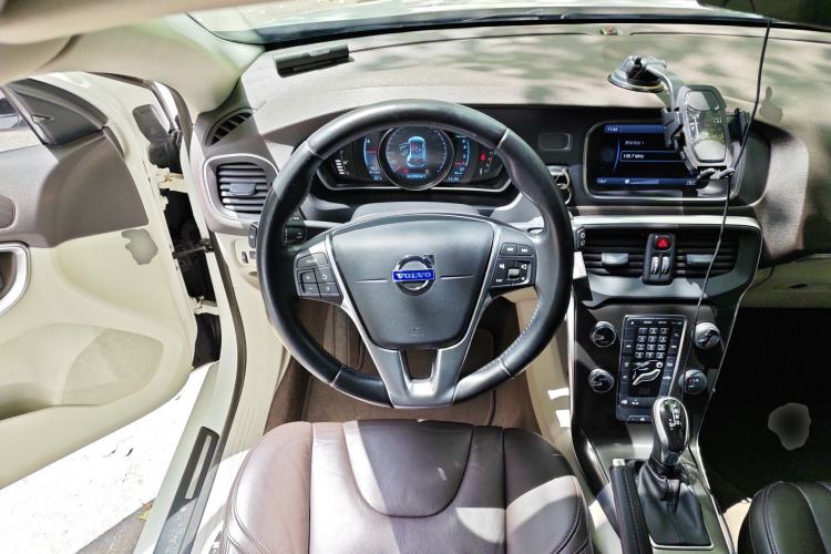 Used Volvo V40 2013 2.0T Zhiya Edition
