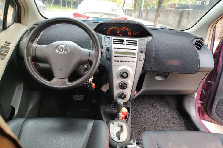 Used Toyota Yaris 2009 1.6E Automatic Comfort Edition Center Console