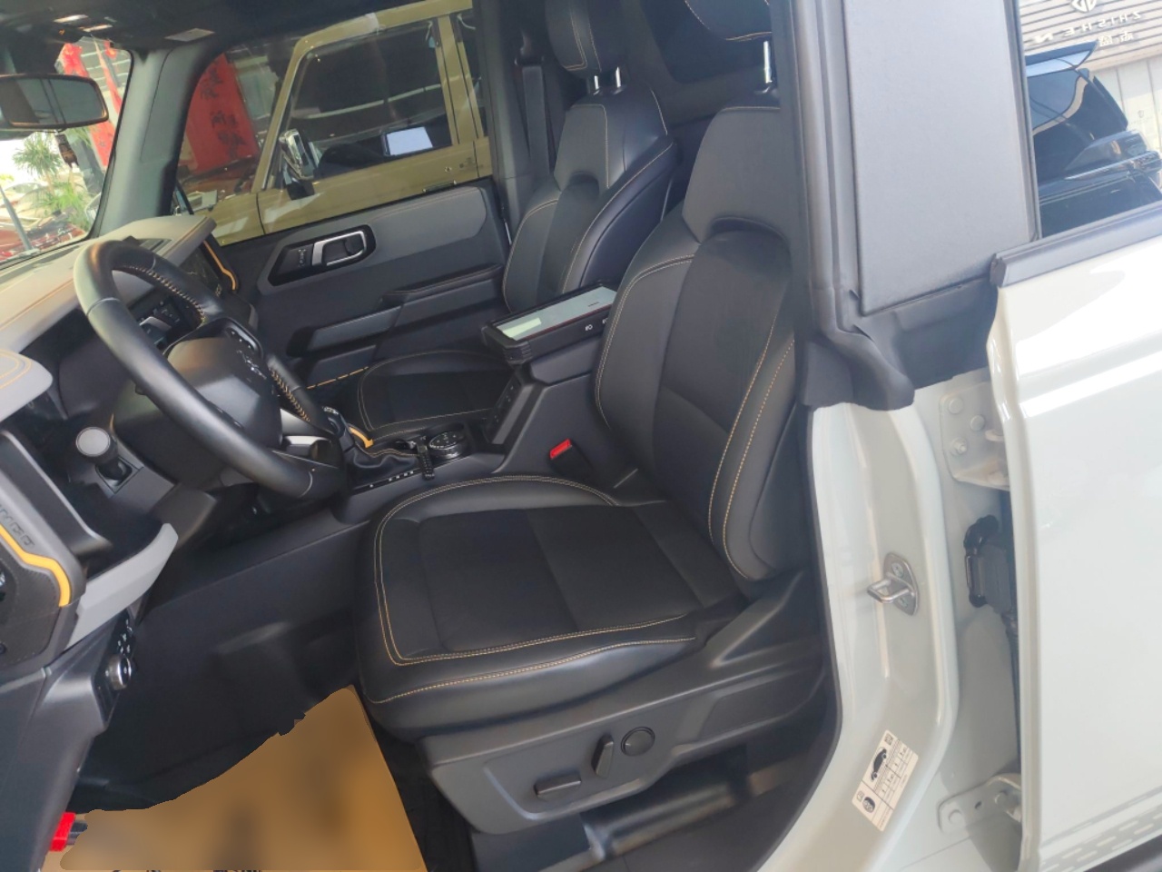 المقاعد الأمامية داخل السيارة