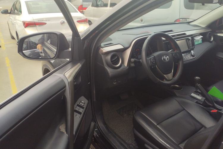 Used Toyota RAV4 2015 2.0L CVT Two-Wheel Drive Fashion Edition
