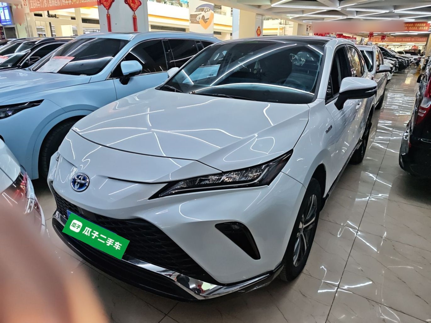 تحت مقدمة السيارة