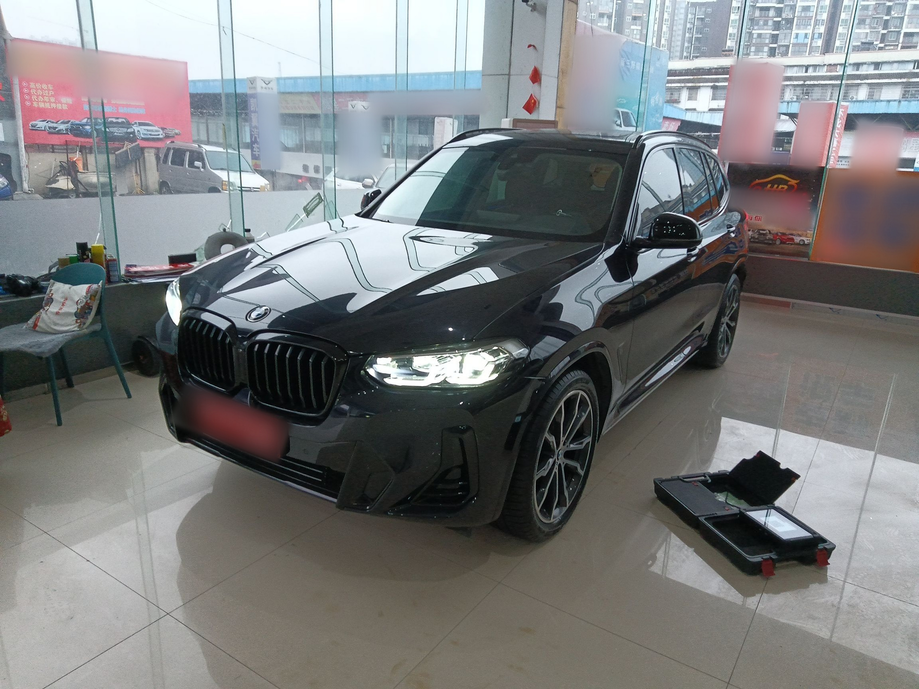 تحت مقدمة السيارة