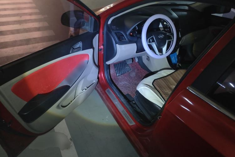 Used Hyundai Verna (older generation) 2014 1.4L Automatic Leading-Edge GLX Driver Seat