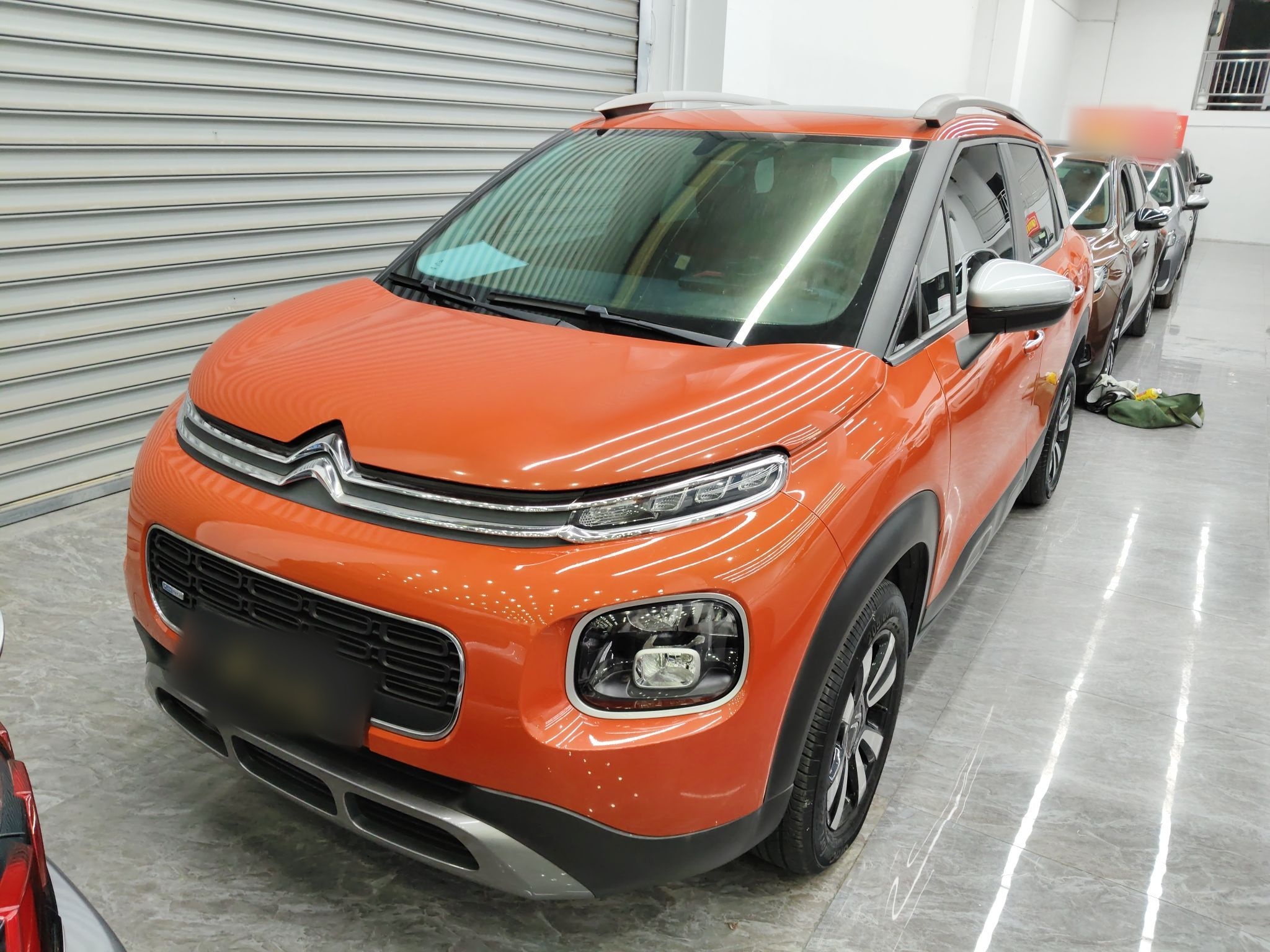 Под передней частью автомобиля