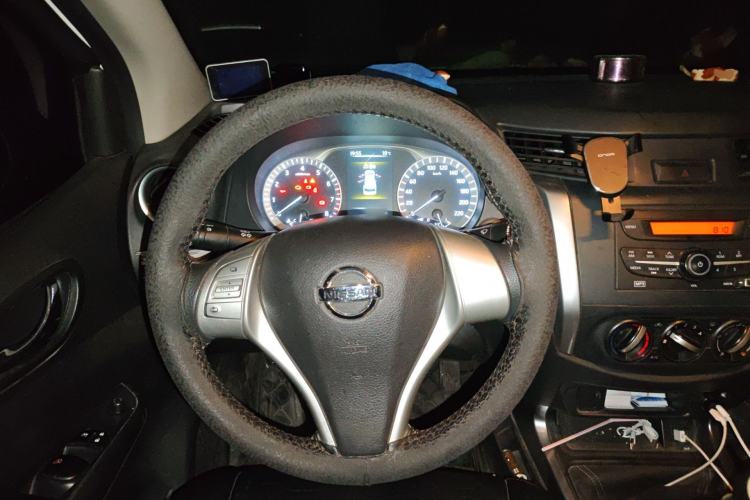 Used Nissan Terra 2018 2.5L Manual Two-Wheel Drive Elite Edition Steering Wheel