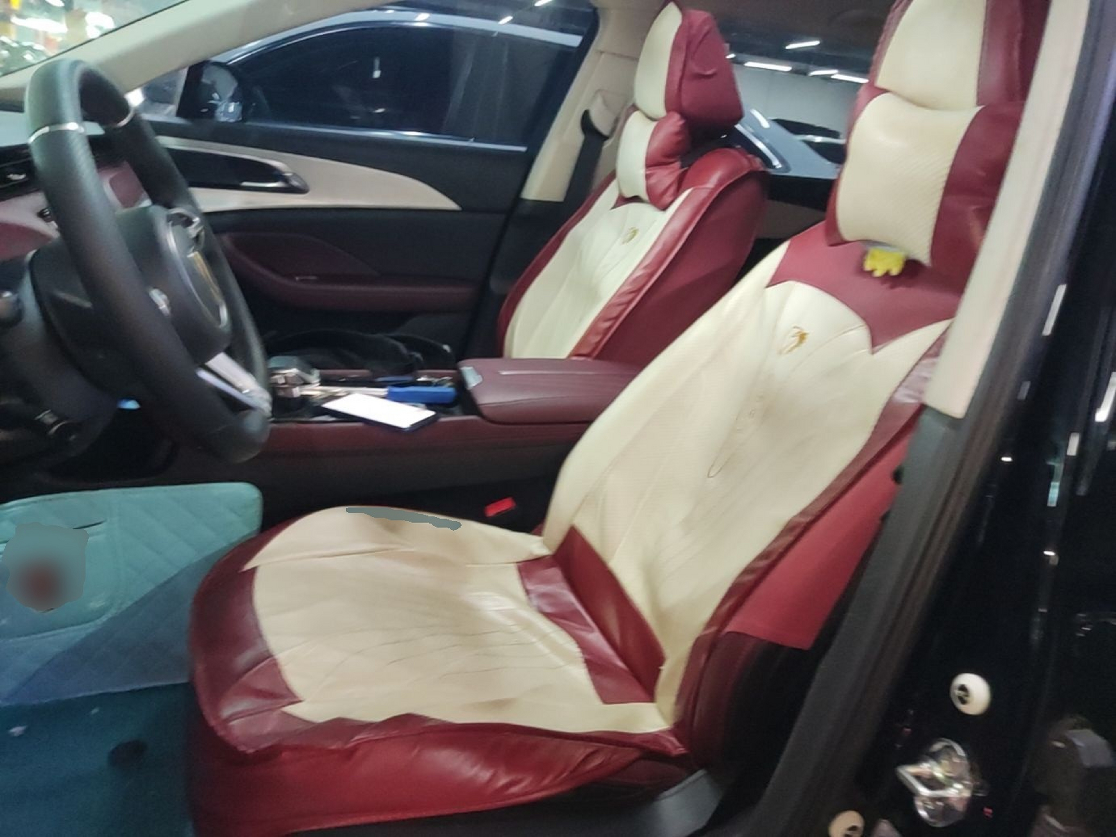 المقاعد الأمامية داخل السيارة
