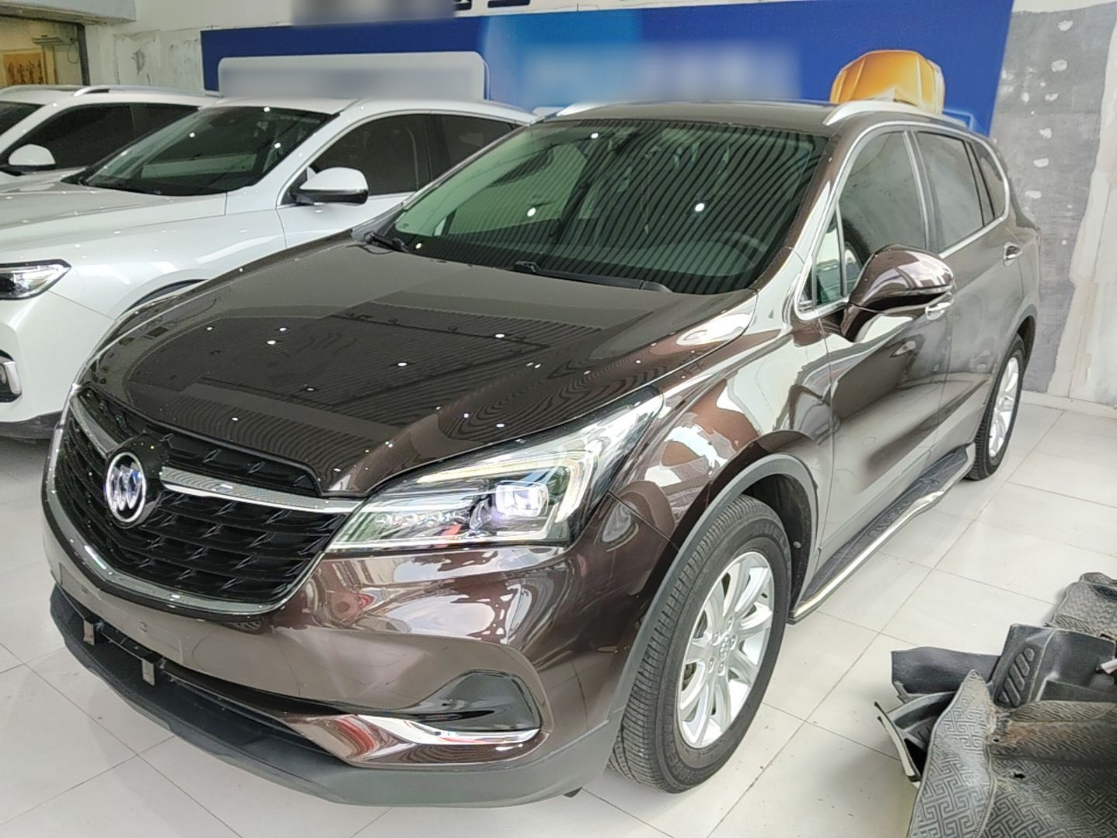 Под передней частью автомобиля